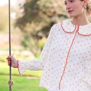 De Beauvoir Blouse Cherry Cheesecloth with Red Apple Embroidery